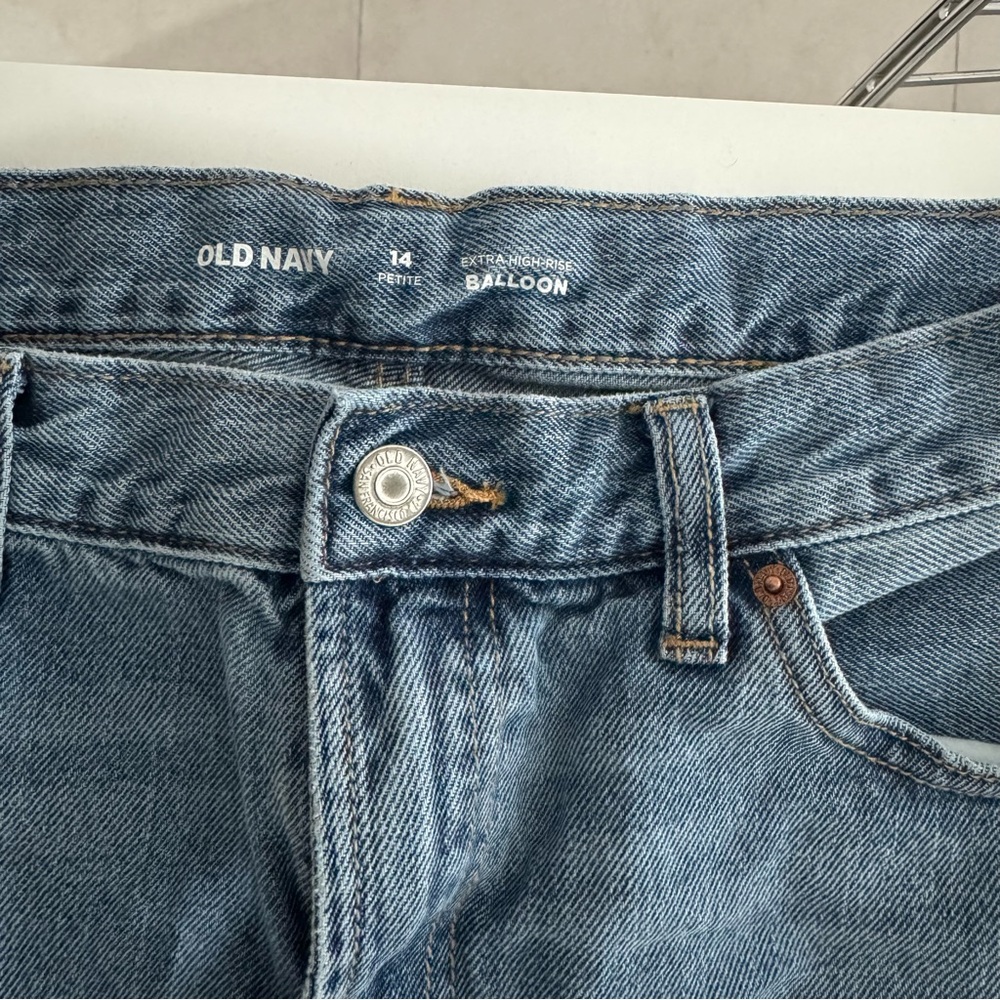 Old Navy Extra High Waisted Petite Balloon Ankle Jeans - Picture 3 of 4